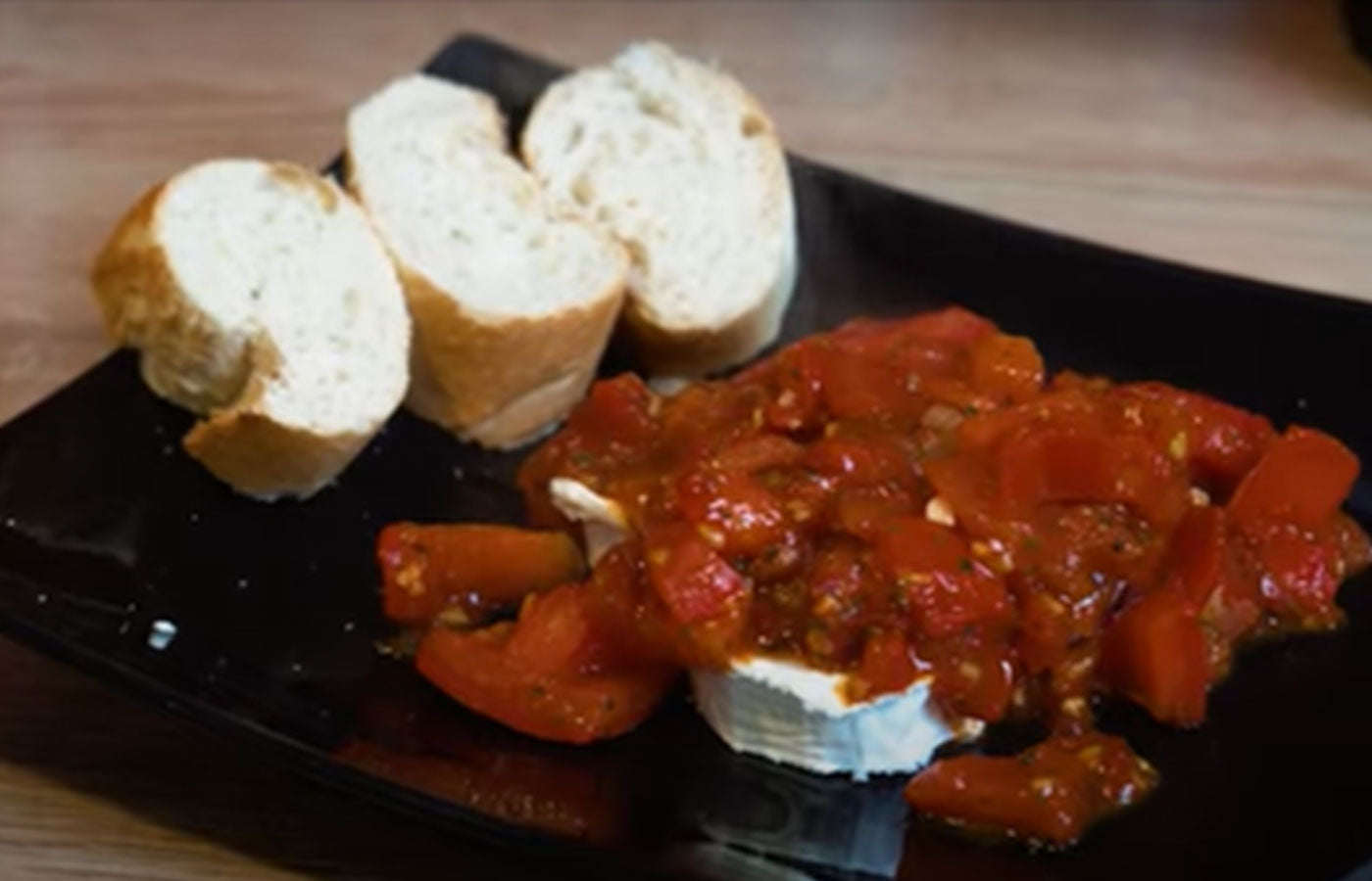 Pikante Tomaten-Pfanne mit Ziegenkäse & Chili-Öl | Rezepte | Alte Brennerei Pikante Tomaten-Pfanne mit Ziegenkäse & Chili-Öl | Rezepte | Alte Brennerei